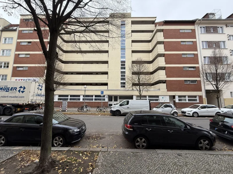 Blick zum Haus - Wohnung kaufen in Berlin-Charlottenburg - "Bezugsfrei" - Kleine Wohnung in zentraler Lage, unweit der Spree**Sonnenbalkon**Fahrstuhl**