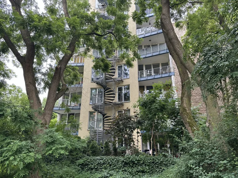 Hinteransicht - Wohnung mieten in Berlin-Tiergarten - Traumhafter Ausblick über den Dächern von Berlin - bis zum Fernsehturm, große Dachterrasse ***Lift***Balkon***EBK***TG-Stellpl.***