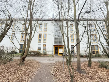 Blick zum Haus - Zinshaus/Renditeobjekt kaufen in Mahlow - Gut vermietete Wohnung, in ruhiger und grüner Wohnlage, unweit der Stadtgrenze zu Berlin**KFZ-Stellpl.**Balk.**EBK**