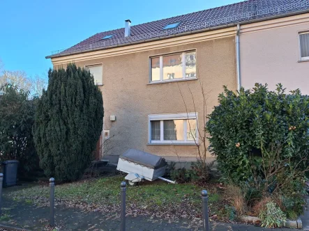 Blick zum Haus - Haus kaufen in Berlin - Schöner Wohnen am Kanal nahe der Königsheide, - großes Reiheneckhaus