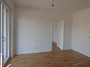 Blick vom offenen Wohnbereich zum Schlafzimmer