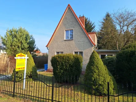 Hausansicht - Haus kaufen in Schulzendorf - Schulzendorf- Vorderes Teilgrundstück in Siedlungslage, bebaut mit Kleinhaus