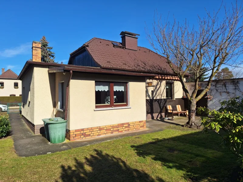 Hinteransicht mit Blick zur Terrasse - Haus kaufen in Berlin-Treptow - Kleinhaus auf gepflegten Grundstück