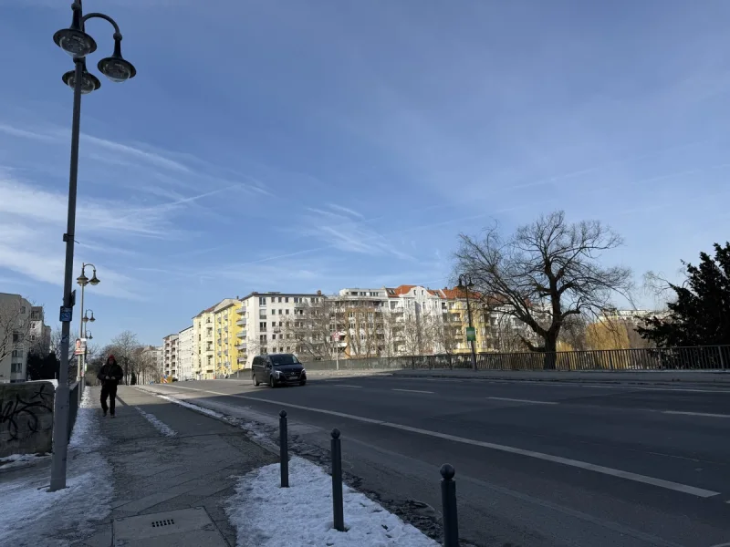 Blick in die Straße, links