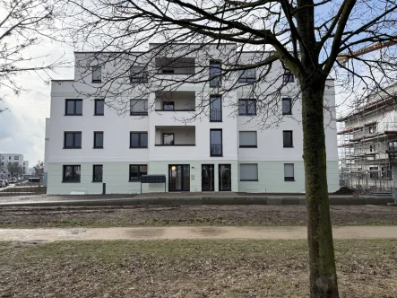 Blick zum Haus - Wohnung mieten in Schönefeld - "Erstbezug nach Fertigstellung" - Sonnige Terrassenwohnung am Rande Berlins***Terrasse + Garten***TG-Stellplatz***