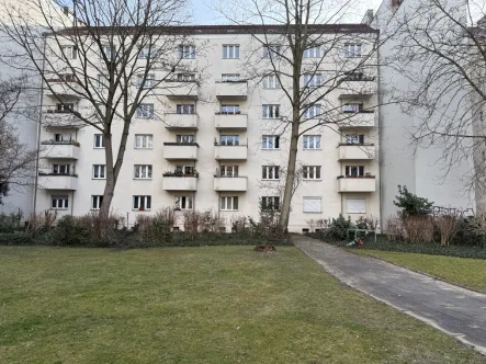 Hinteransicht - Wohnung kaufen in Berlin-Mitte - Bezugsfreie Wohnung in City-Lage, unweit dem Volkspark am Weinberg***Sonnenbalkon***