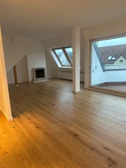  Wohnzimmer mit Kamin - Wohnung mieten in Berlin - Lichtdurchflutete, großzügige 5-Zimmer DG Wohnung zur Miete 