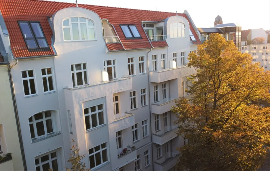 Vorderansicht - Wohnung kaufen in Berlin - 2-Zi.-Altbauwohnung + 2 Balkone (provisionsfrei) | 2-room apt. + 2 balconies (commission-free)