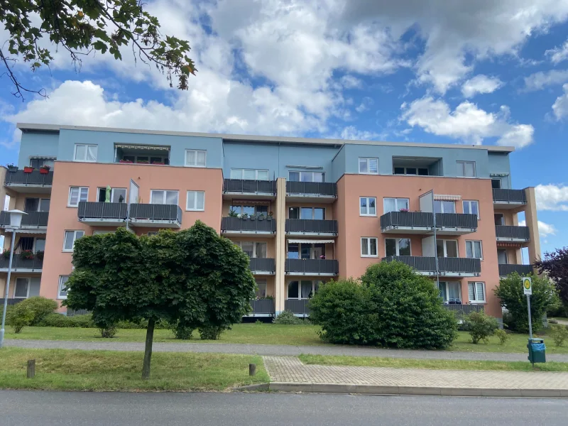 vordere Gebäudeansicht_Balkone - Wohnung kaufen in Potsdam - Vermietete 2-Zi.-Whg. mit West-Balkon + TG-Stellplatz