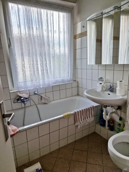 Bad mit Wanne und Fenster