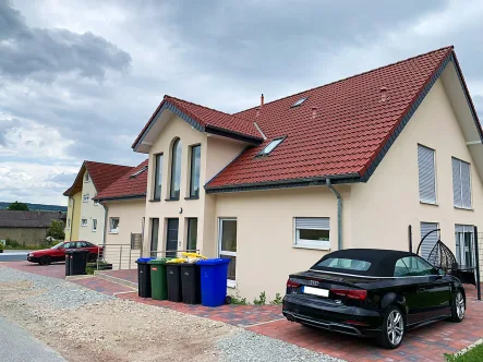 Frontansicht Nord-Westen - Haus kaufen in Beverungen - Renditestarkes Neubau-Mehrfamilienhaus mit 7 Wohneinheiten