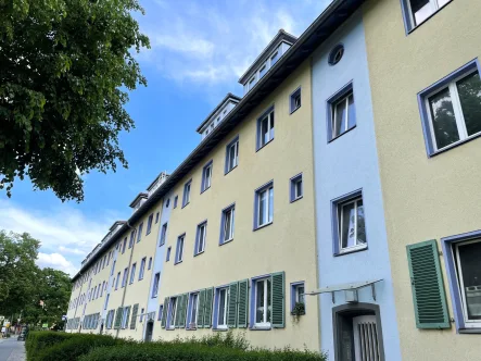 Ansicht Straße - Wohnung kaufen in Berlin - Gemütlicher Rückzugsort: 2-Zimmer-Dachgeschosswohnung mit Sonnenterrasse