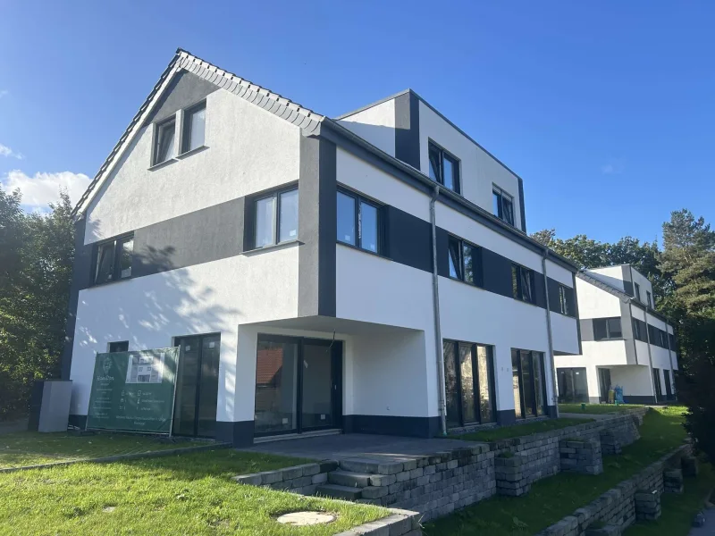 Titelbild (Außenbereich) - Haus kaufen in Schloß Holte-Stukenbrock - Neubau Doppelhaushälften: Familientraum mit viel Platz und pflegeleichtem Garten