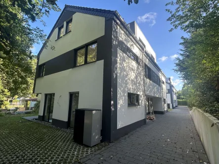 Titelbild (Einfahrt) - Haus mieten in Schloß Holte-Stukenbrock - Neubau Doppelhaushälften: Familientraum mit viel Platz und pflegeleichtem Garten