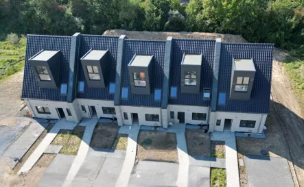 Bearbeitetes_Titelbild_Drohne - Haus mieten in Bünde - Exklusive Neubau-Reihenhäuser in Bünde: Ihr Rückzugsort in lebhafter Umgebung