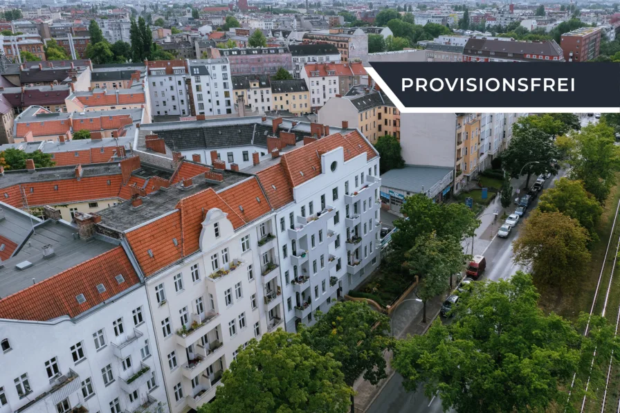 Außenansicht - Wohnung kaufen in Berlin - Vermietete 2-Zimmer Kapitalanlage mit Balkon in schönem Altbau