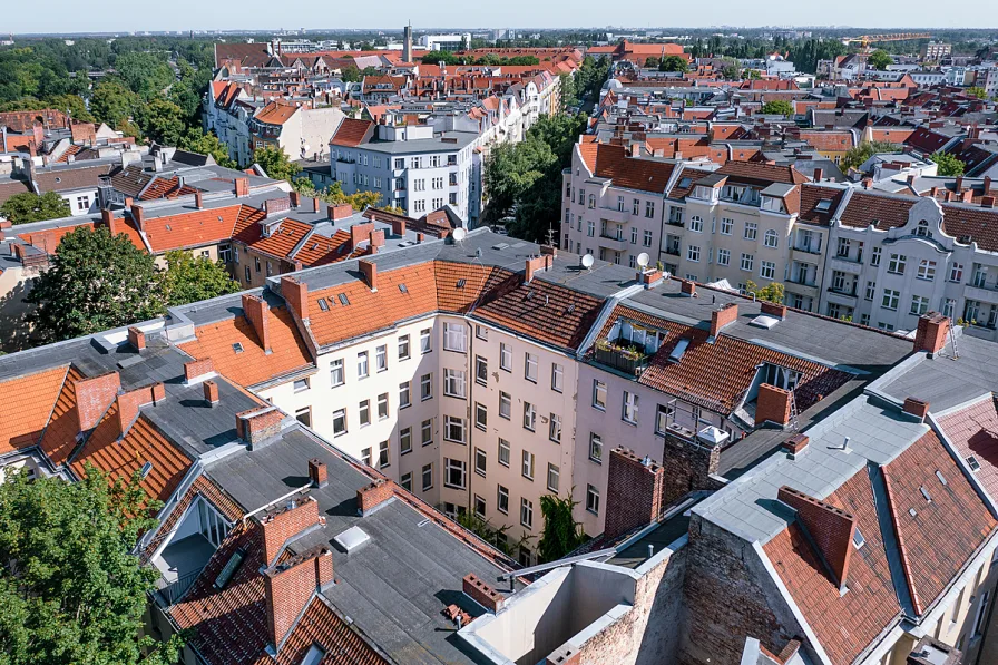 Hinterhof - Wohnung kaufen in Berlin - Vermietete Altbauwohnung mit 3 Zimmern und Wannenbad in historischem Berlin-Charlottenburg