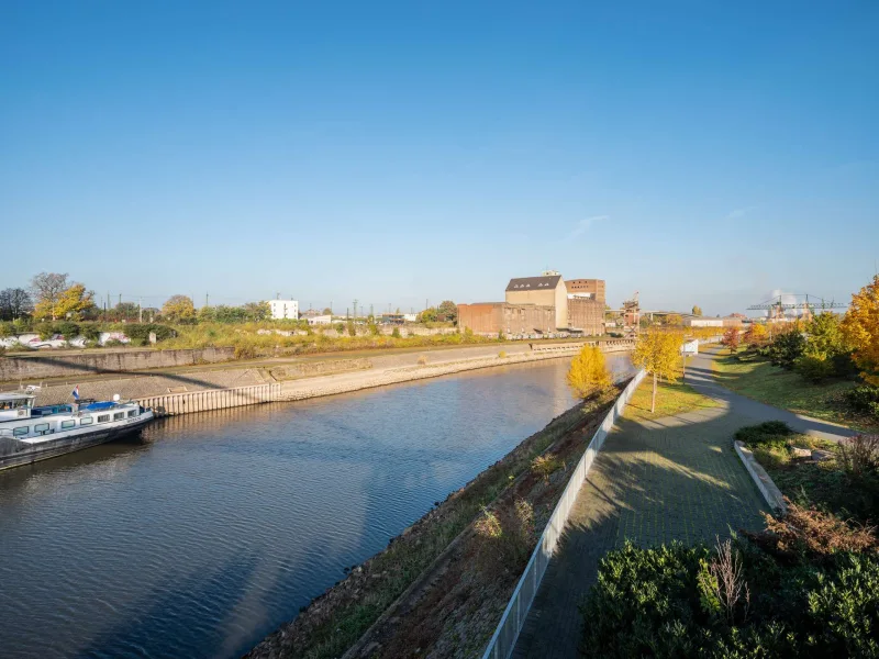 Neusser Ufer Park Flaniermeile