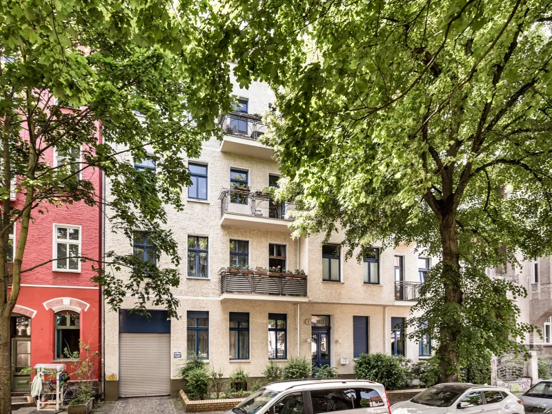 Hausansicht - Wohnung kaufen in Berlin - Lukrative Investition in Berlin-Oberschöneweide: vermietete Altbauwohnung mit zwei Balkonen
