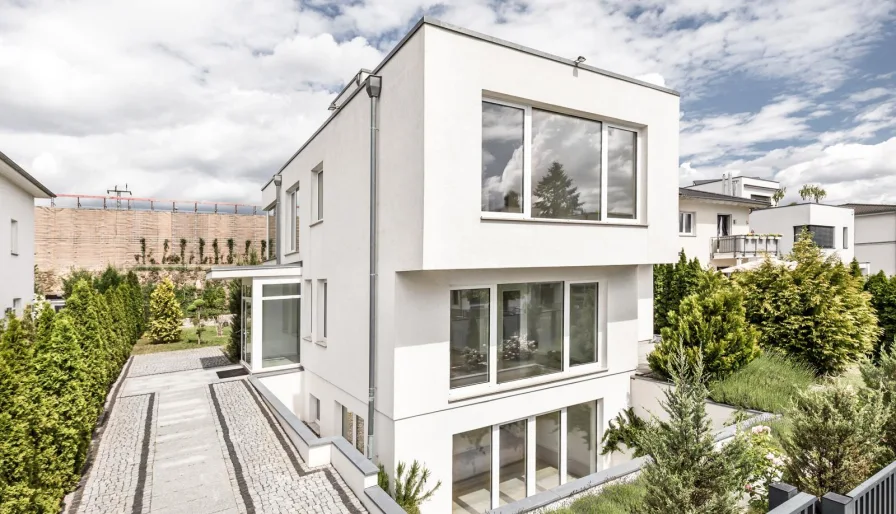 Ansicht vorne - Haus kaufen in Berlin - Stilvolle Villa mit klarer, moderner Architektur und Einliegerwohnung