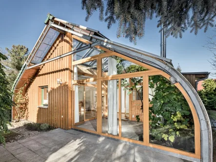 Ansicht - Haus kaufen in Berlin - Energieeffizientes und ebenerdiges Wohnkonzept: Bio-Solar-Haus im Bungalow-Stil