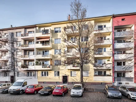 Hausansicht - Wohnung kaufen in Berlin - Investitionsobjekt mit Balkon nahe Falkplatz