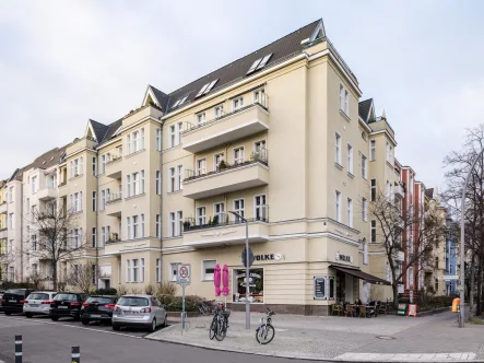 Hausansicht - Wohnung kaufen in Berlin - Familienfreundliche Altbauwohnung mit Süd-Ost-Balkon