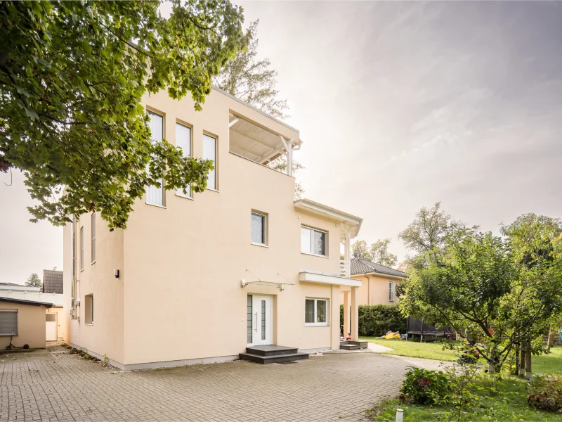 Hausansicht - Haus kaufen in Teltow - Großzügiges Einfamilienhaus mit Sauna und Gästehaus