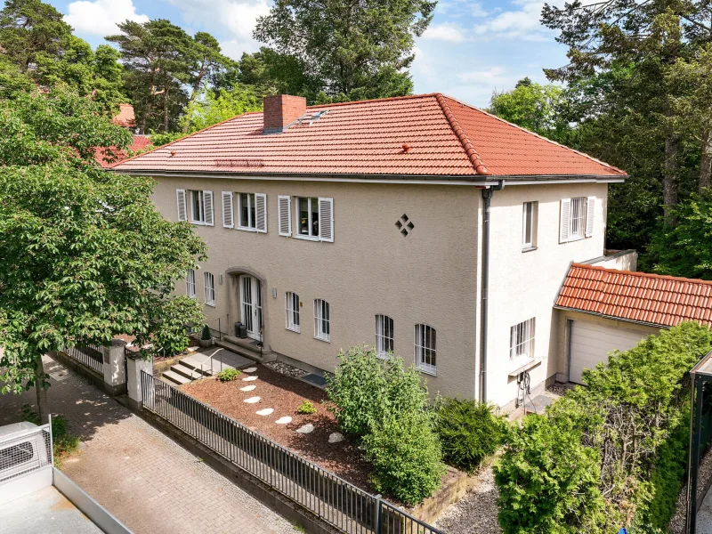 Hausansicht - Haus kaufen in Berlin - Breuhaus Villa mit uneinsehbarem Garten in bester Grunewaldlage