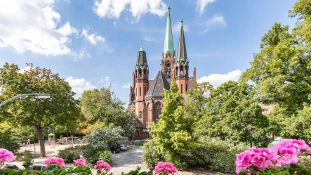 Ausblick - Wohnung kaufen in Berlin - 3-Zimmer-Altbauwohnung mit französischem Balkon und idyllischem Blick auf die Apostel-Paulus-Kirche