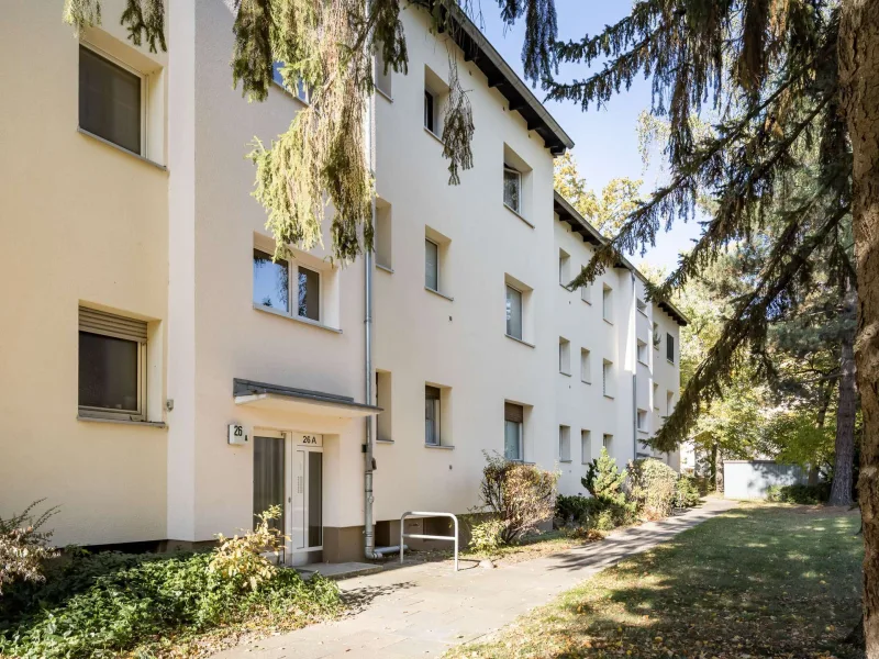 Hauseingang - Wohnung kaufen in Berlin - Vermietete Eigentumswohnung mit Stellplatz und Balkon