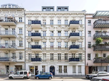 Hausansicht - Wohnung kaufen in Berlin - Klassische Wohnung in repräsentativem Stuckaltbau nahe Paul-Lincke-Ufer – mit Westbalkon & Aufzug