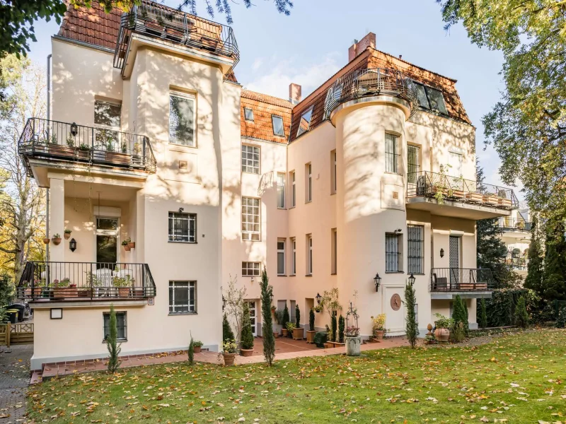 Hausansicht - Wohnung kaufen in Berlin - Klassische Altbauwohnung mit 2 Balkonen und edlem Vollholz-Parkett in Berlin-Grunewald