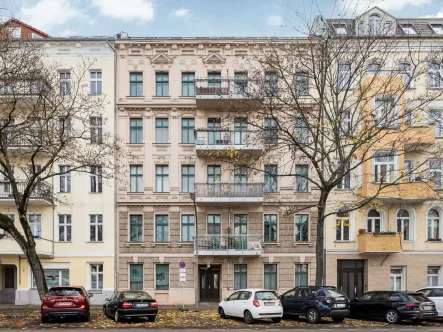 Hausansicht - Wohnung kaufen in Berlin - Gemütliche Eigentumswohnung im Hinterhaus mit Dielenboden und Stuck