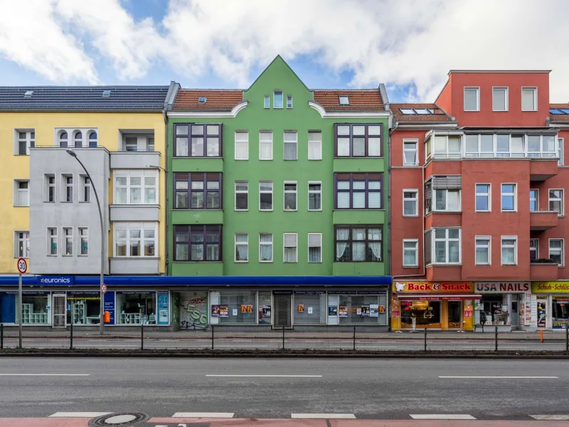 Hausansicht - Wohnung kaufen in Berlin - Helles Wohnglück als Investition: Altbauwohnung mit Tageslicht und historischem Charme