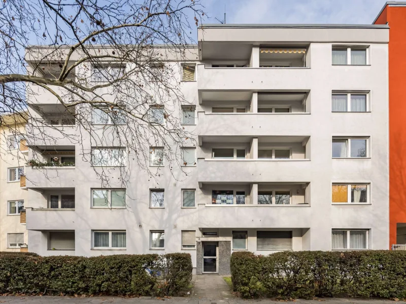 Hausansicht - Wohnung kaufen in Berlin - Praktisch geschnittene Eigentumswohnung mit Balkon, Stellplätzen & Potenzial im Bayerischen Viertel