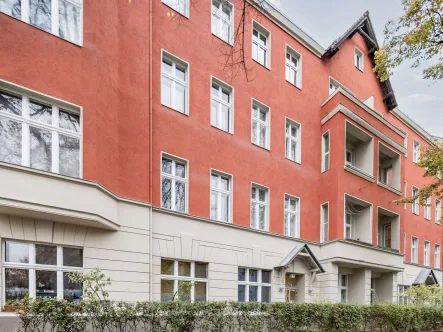 Gebäudeansicht 3 - Wohnung kaufen in Berlin - Charmante 3-Zimmer-Altbauwohnung mit Loggia im beliebten  Berlin-Wilmersdorf