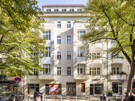 Hausansicht - Wohnung kaufen in Berlin - Großzügige Eigentumswohnung im historischen Altbau mit Balkon: bezugsfrei Anfang September 2026