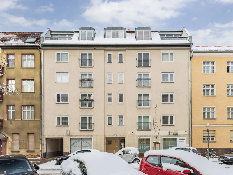 Hauseingang - Wohnung kaufen in Berlin - Gemütliche 2,5 Zimmer-Wohnung mit Kamin und Balkon