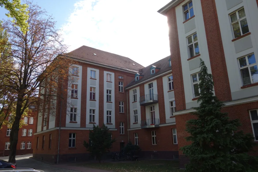 Hausansicht - Wohnung mieten in Brandenburg - **Besichtigung: Sa., 16.11. um 14:00 Uhr** Moderne Altbau-Whg in der Magdeburger Straße!