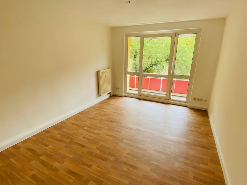 Wohnzimmer - Wohnung mieten in Brandenburg - **Besichtigung: So., 09.03.25 um 12:00 Uhr** Ruhige Balkon-Wohnung in Brandenburg?!