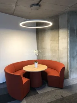 Brain Box Berlin Lounge - Büro/Praxis mieten in Berlin - Büro mieten in Adlershof - Büroflächen mieten in der Brain Box Berlin nahe Flughafen #BrainBox #BER