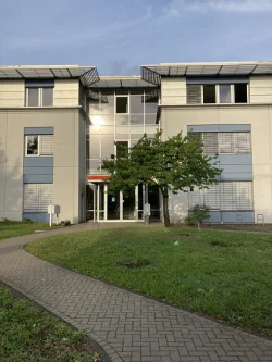 Aussenansicht Albert-Einstein-Ring 1 - Büro/Praxis mieten in Kleinmachnow - Büros mieten am Albert-Einstein-Ring 1 in Kleinmachnow im Euoparc #Bürohaus #Europarc #Büroflächen