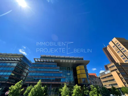 Außenansicht Linkstraße 2 - Büro/Praxis mieten in Berlin - Bürohaus Roger Twins mieten - Büros am Potsdamer Platz in der Linkstraße 2 #BüroBerlin #Büroetage