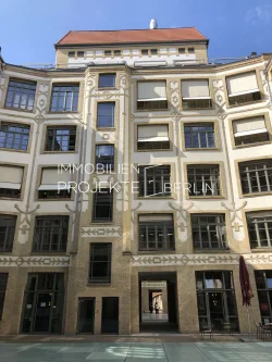 Außenansicht Rotherstraße 16-19 - Büro/Praxis mieten in Berlin - Büros mieten im LUX Court in der Oberbaum City Rotherstraße 16 in Friedrichshain #LUXCourt #Office