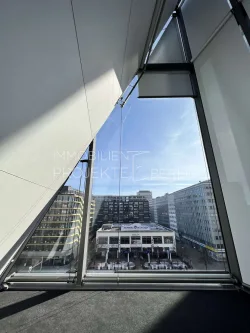 Blick auf Die Welle - Büro/Praxis mieten in Berlin - Büros mieten in Mitte Karl-Liebknecht-Straße 32 in der Welle #DieWelle #Bürohaus #OfficeSpace #Büro