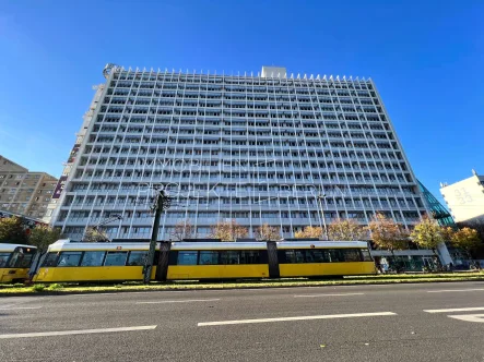 Außenansicht Karl-Liebknecht-Straße 29 - Büro/Praxis mieten in Berlin - Moderne Loftbüros im Pressehaus am Alexanderplatz in Mitte - Karl-Liebknecht-Straße 29 #Pressehaus