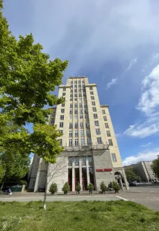 Außenansicht Strausberger Platz 1 - Büro/Praxis mieten in Berlin - Büroflächen mieten direkt am Strausberger Platz 1 in Friedrichshain #OfficeSpace #Bürohaus #Büro