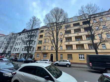 Strassenseitig - Wohnung kaufen in Berlin - Vermietete 3,5-Zimmerwohnung nah am Weichselplatz - Als Kapitalanlage zu verkaufen