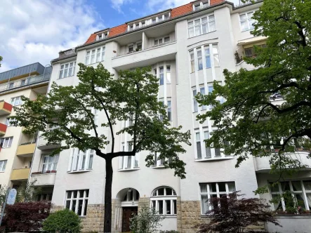 Straßenansicht - Wohnung kaufen in Berlin - Vermietete 3-Zimmerwohnung: Kapitalanlage im beliebten Güntzelkiez zu verkaufen